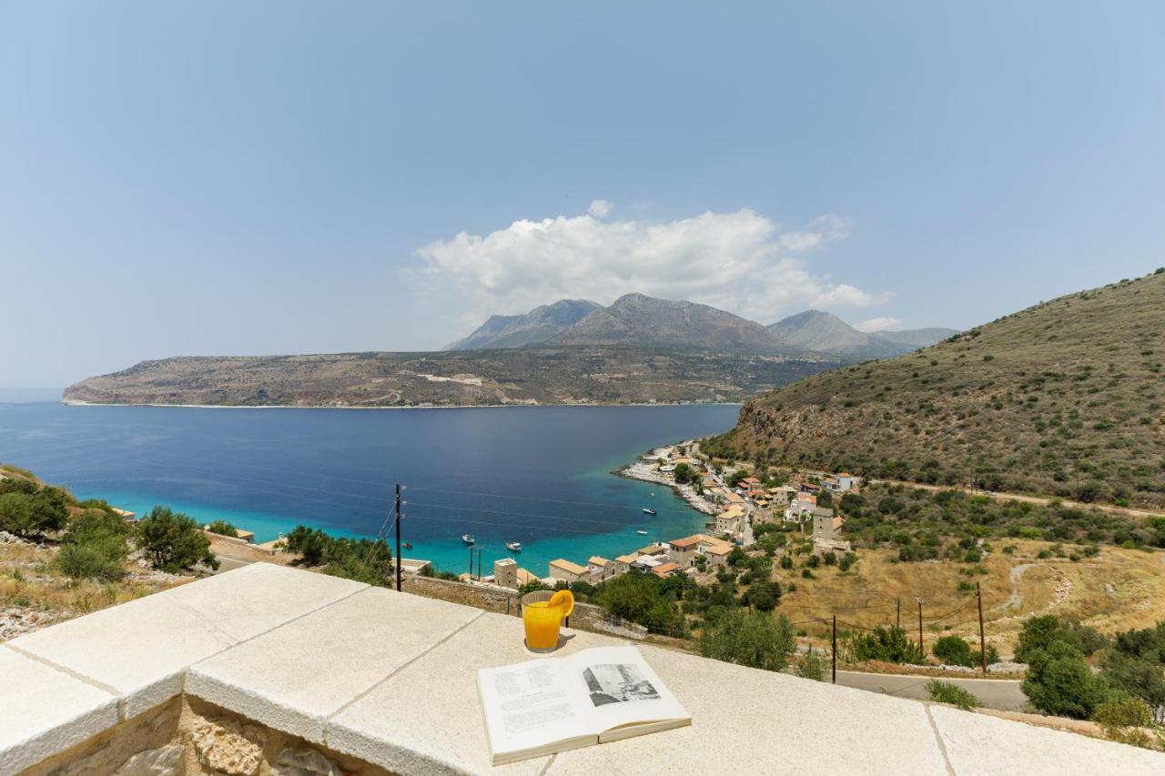 Trapela Limeni Luxury Suites Bagian luar foto