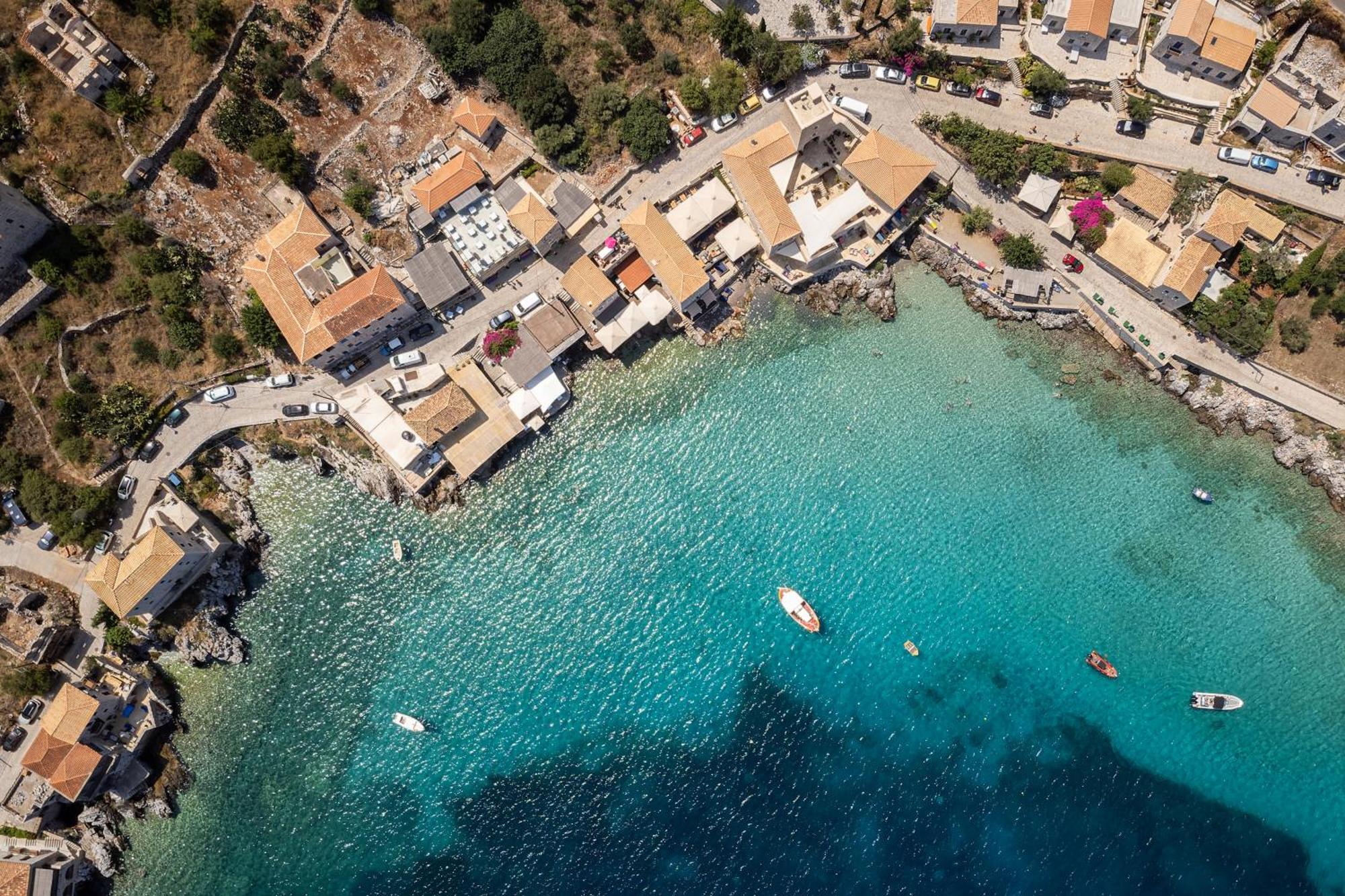 Trapela Limeni Luxury Suites Bagian luar foto