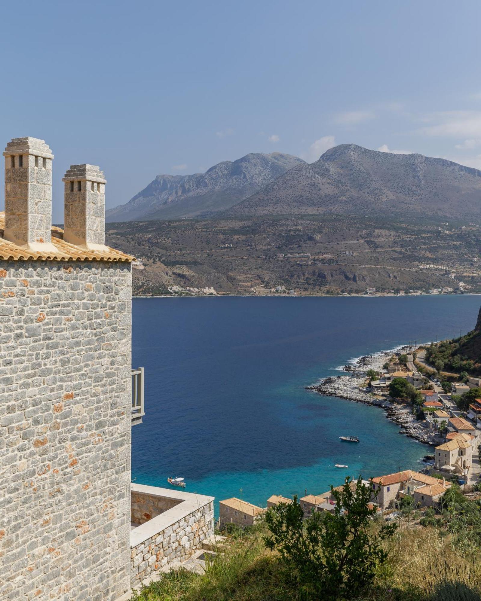 Trapela Limeni Luxury Suites Bagian luar foto
