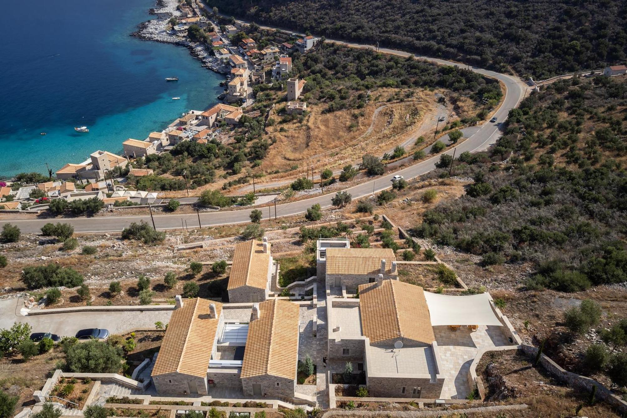 Trapela Limeni Luxury Suites Bagian luar foto