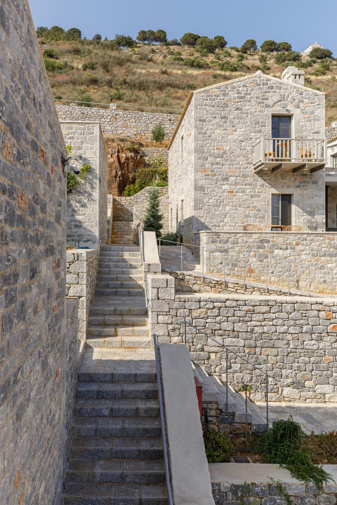 Trapela Limeni Luxury Suites Bagian luar foto