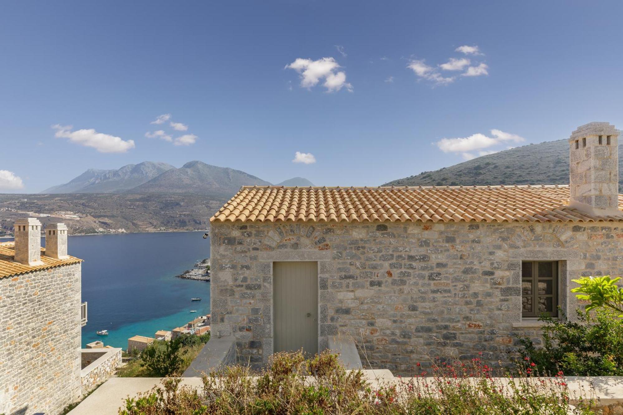 Trapela Limeni Luxury Suites Bagian luar foto