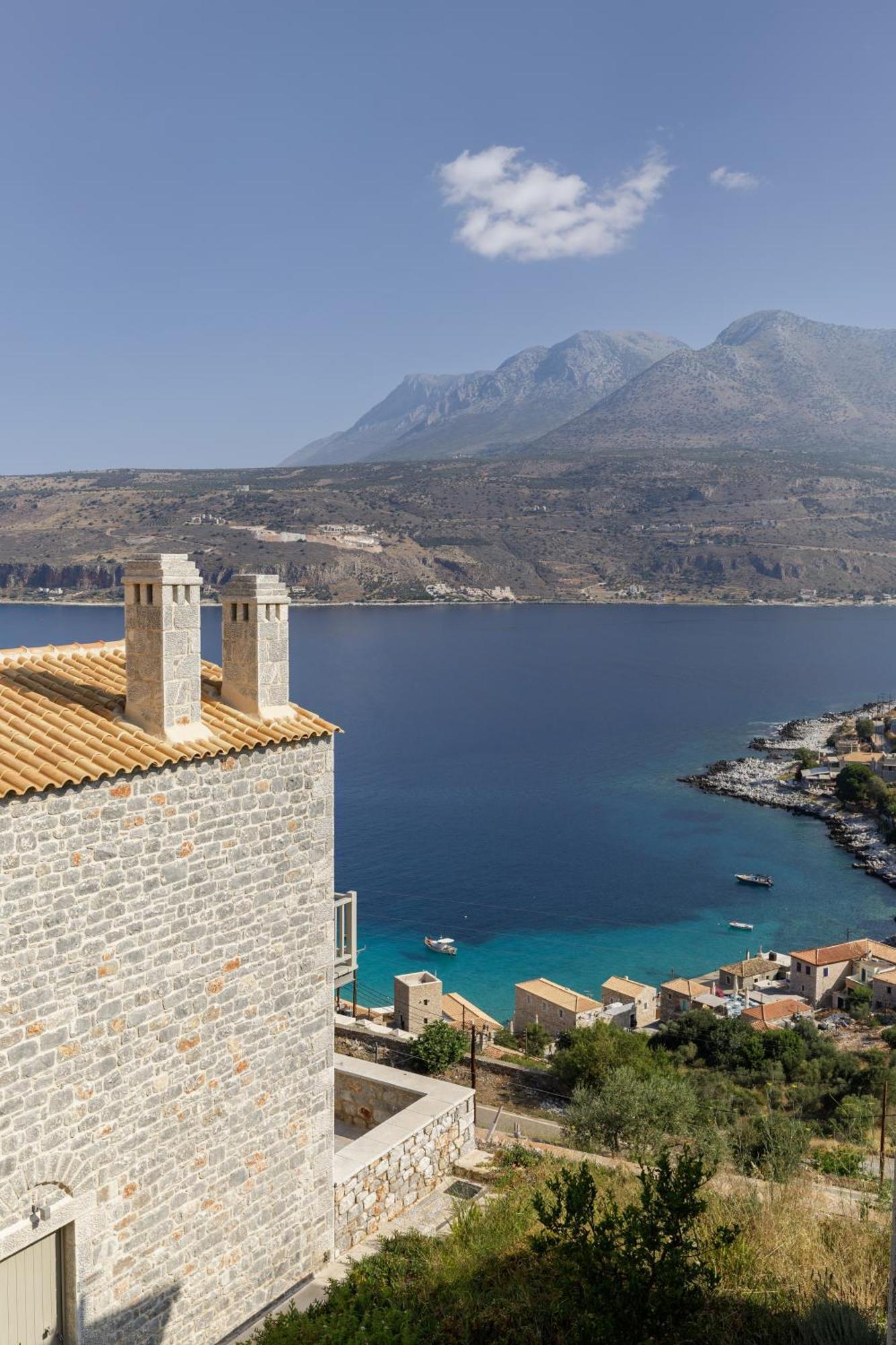Trapela Limeni Luxury Suites Bagian luar foto