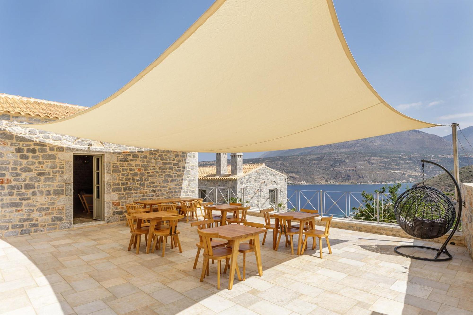 Trapela Limeni Luxury Suites Bagian luar foto