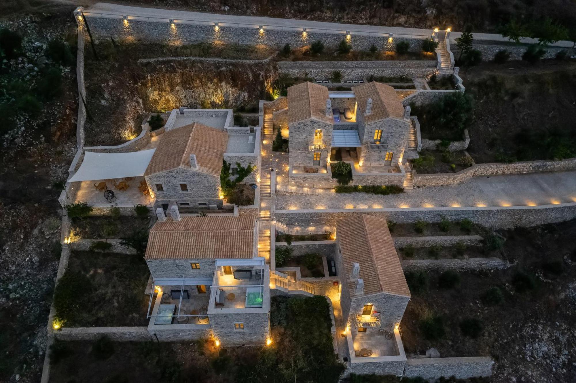Trapela Limeni Luxury Suites Bagian luar foto
