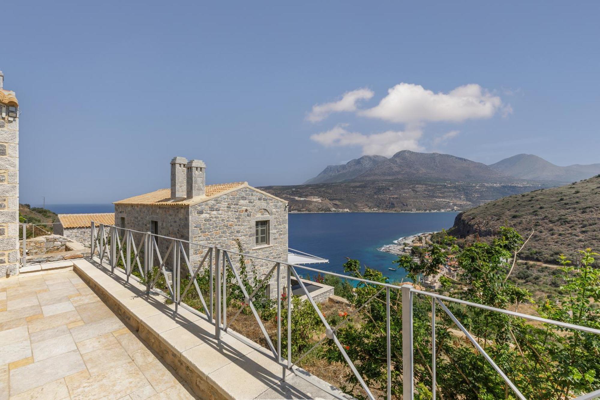 Trapela Limeni Luxury Suites Bagian luar foto