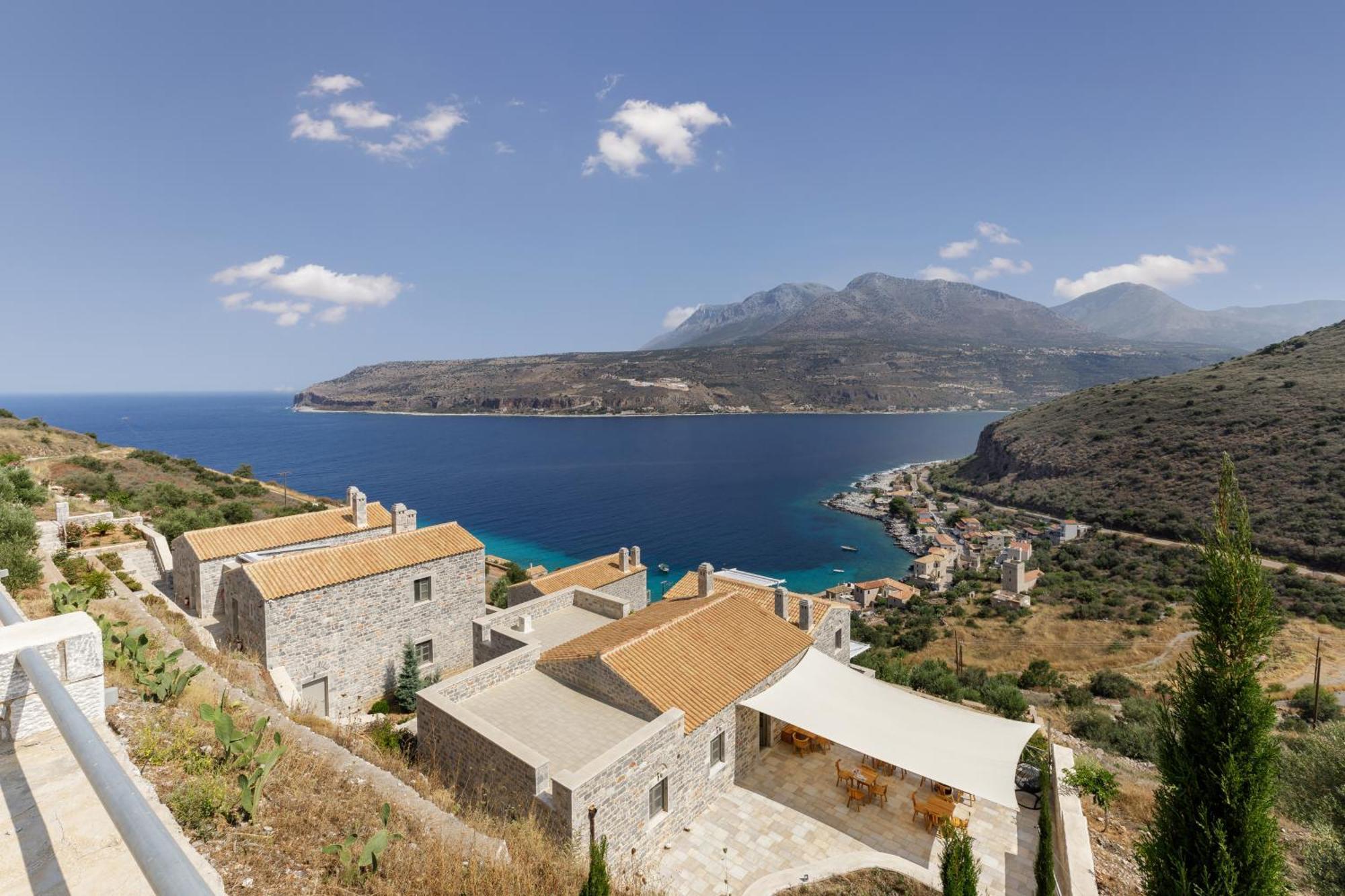 Trapela Limeni Luxury Suites Bagian luar foto