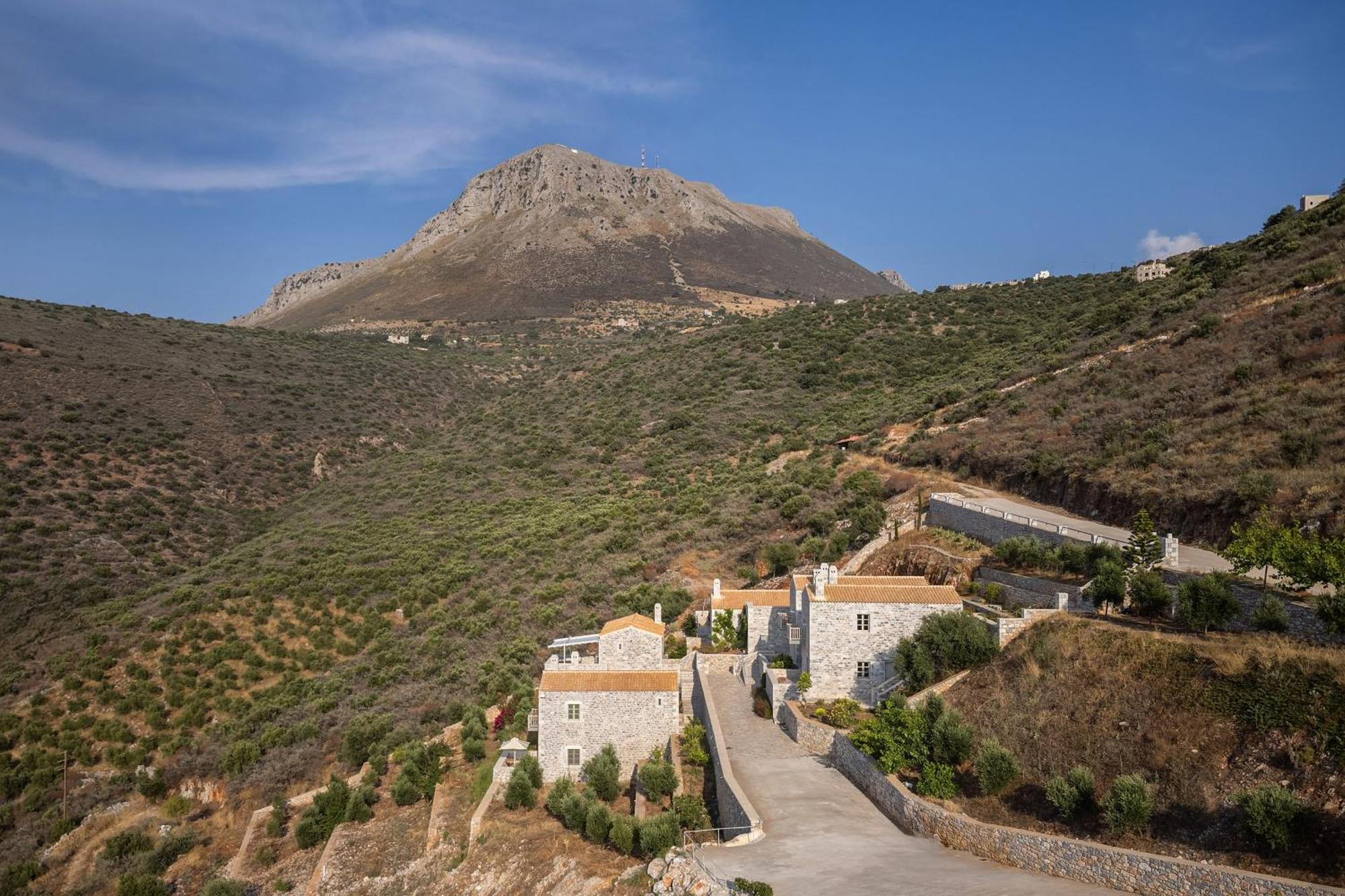 Trapela Limeni Luxury Suites Bagian luar foto