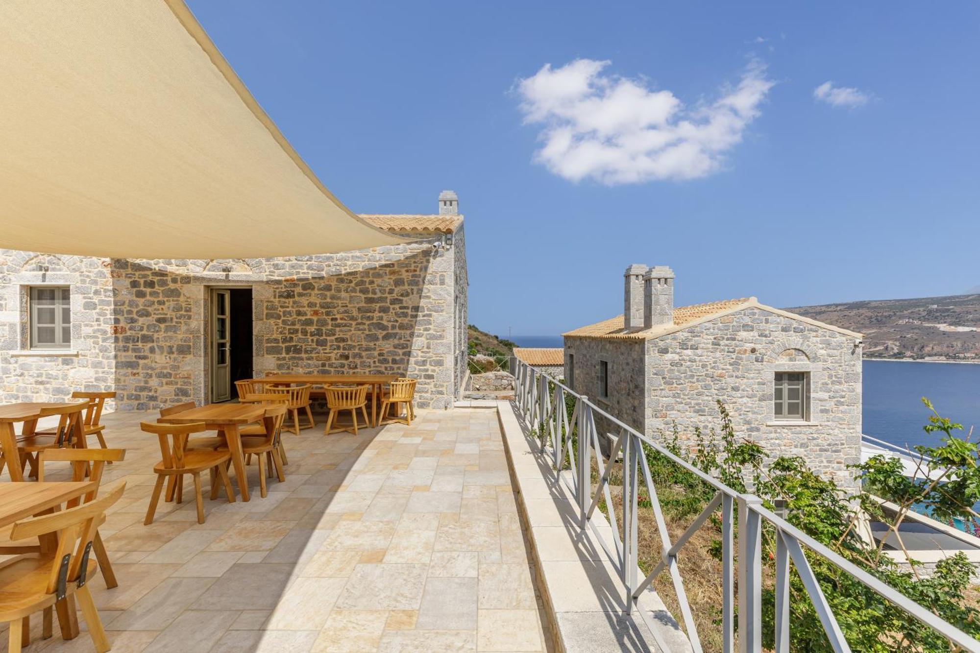 Trapela Limeni Luxury Suites Bagian luar foto