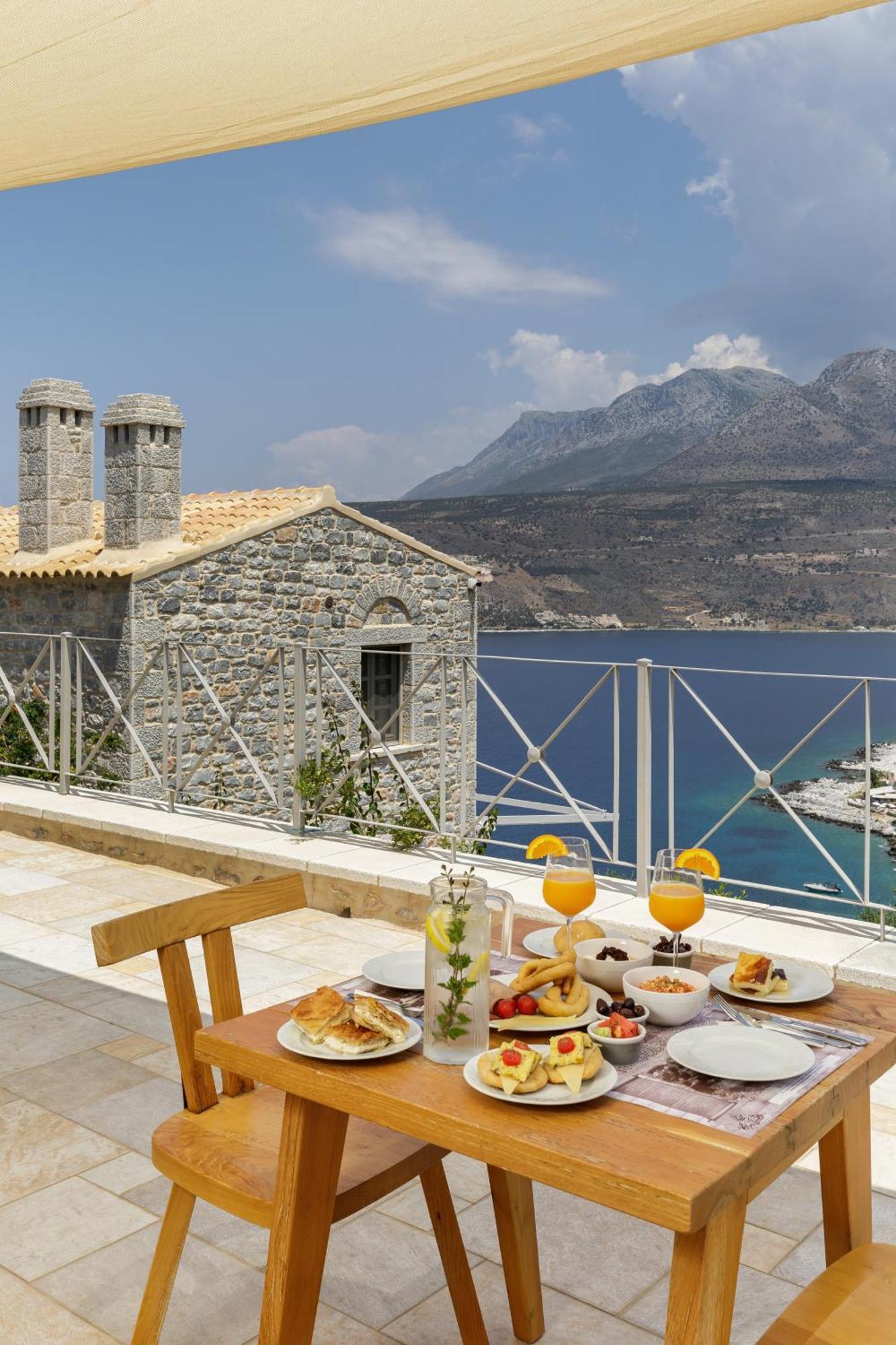 Trapela Limeni Luxury Suites Bagian luar foto