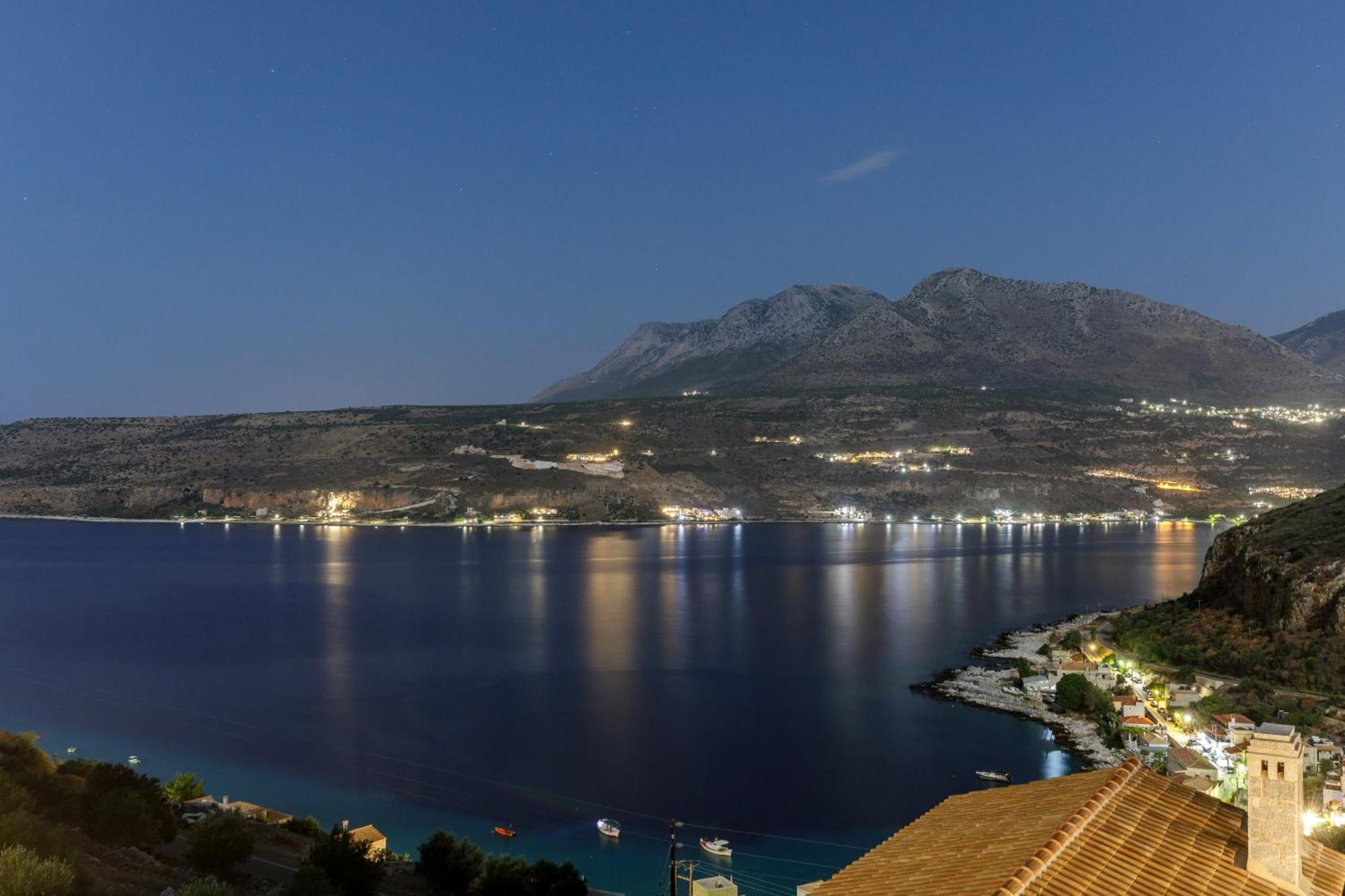 Trapela Limeni Luxury Suites Bagian luar foto