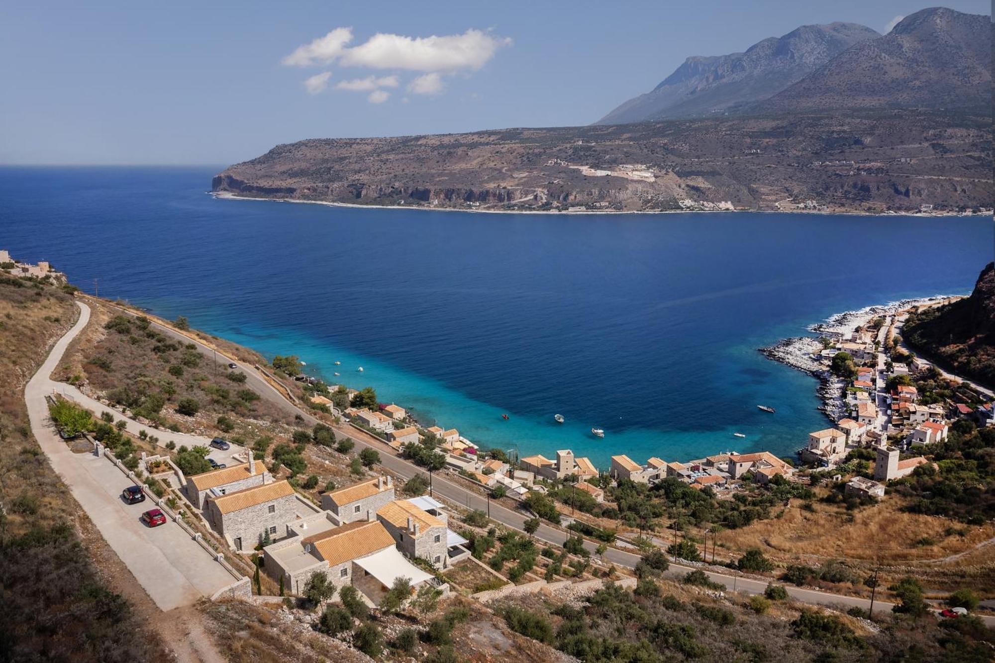 Trapela Limeni Luxury Suites Bagian luar foto