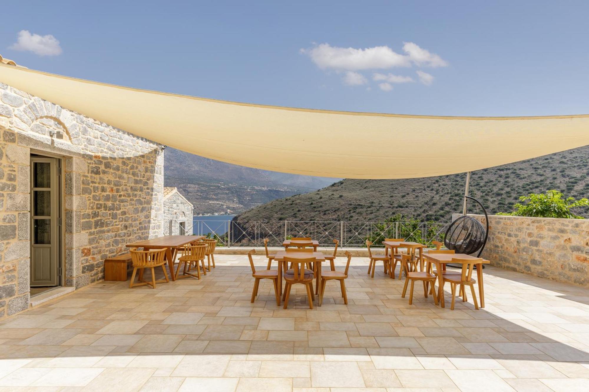 Trapela Limeni Luxury Suites Bagian luar foto