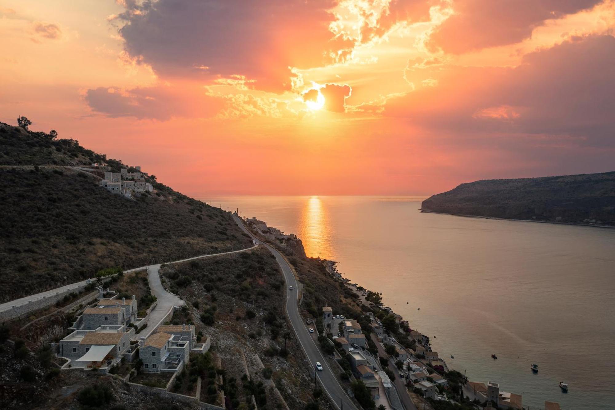 Trapela Limeni Luxury Suites Bagian luar foto