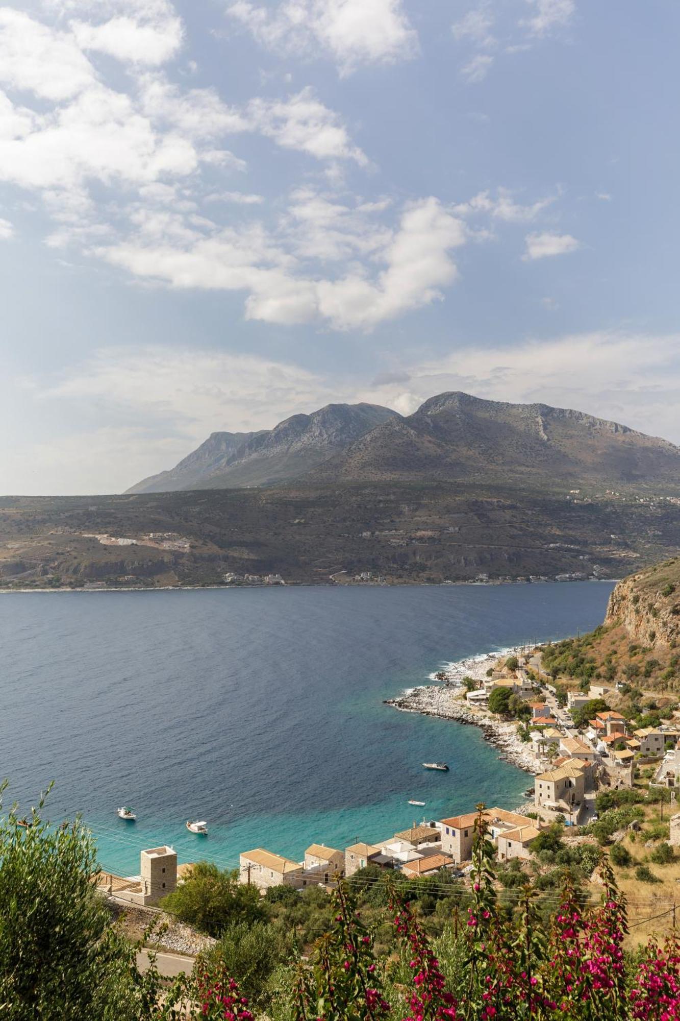 Trapela Limeni Luxury Suites Bagian luar foto