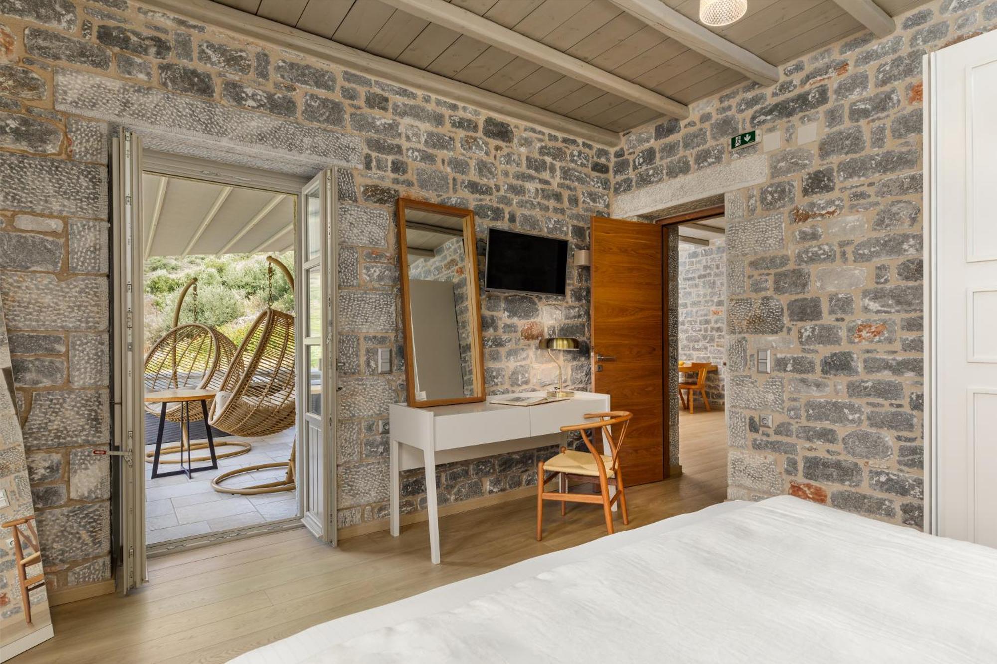 Trapela Limeni Luxury Suites Bagian luar foto