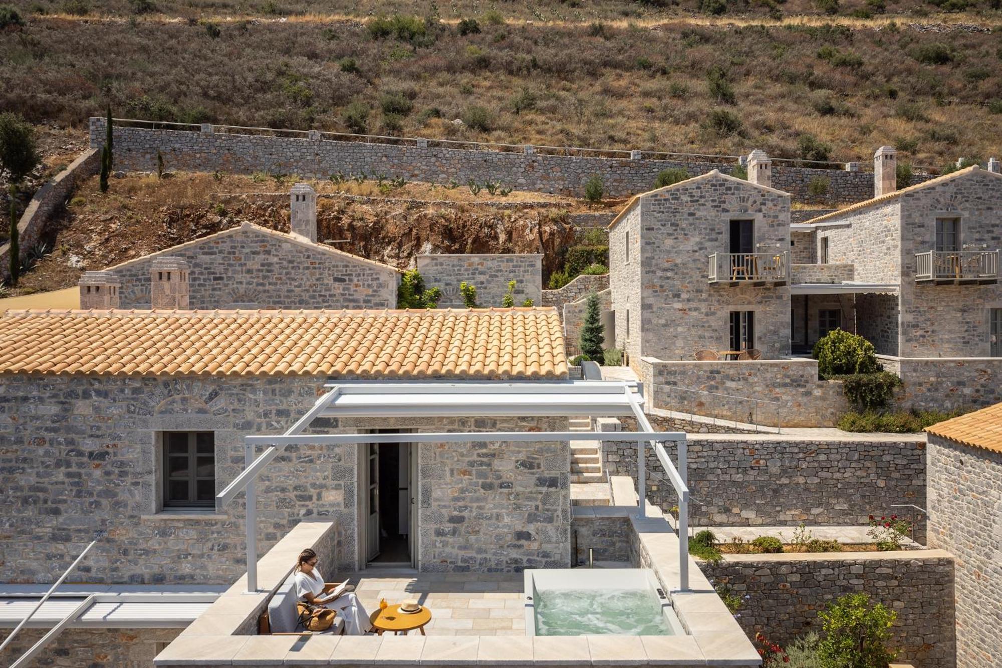 Trapela Limeni Luxury Suites Bagian luar foto